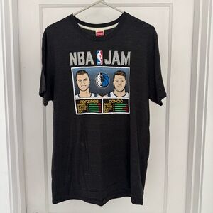 HOMAGE NBA Jam Dallas Mavericks Doncic and Porzingis T-Shirt